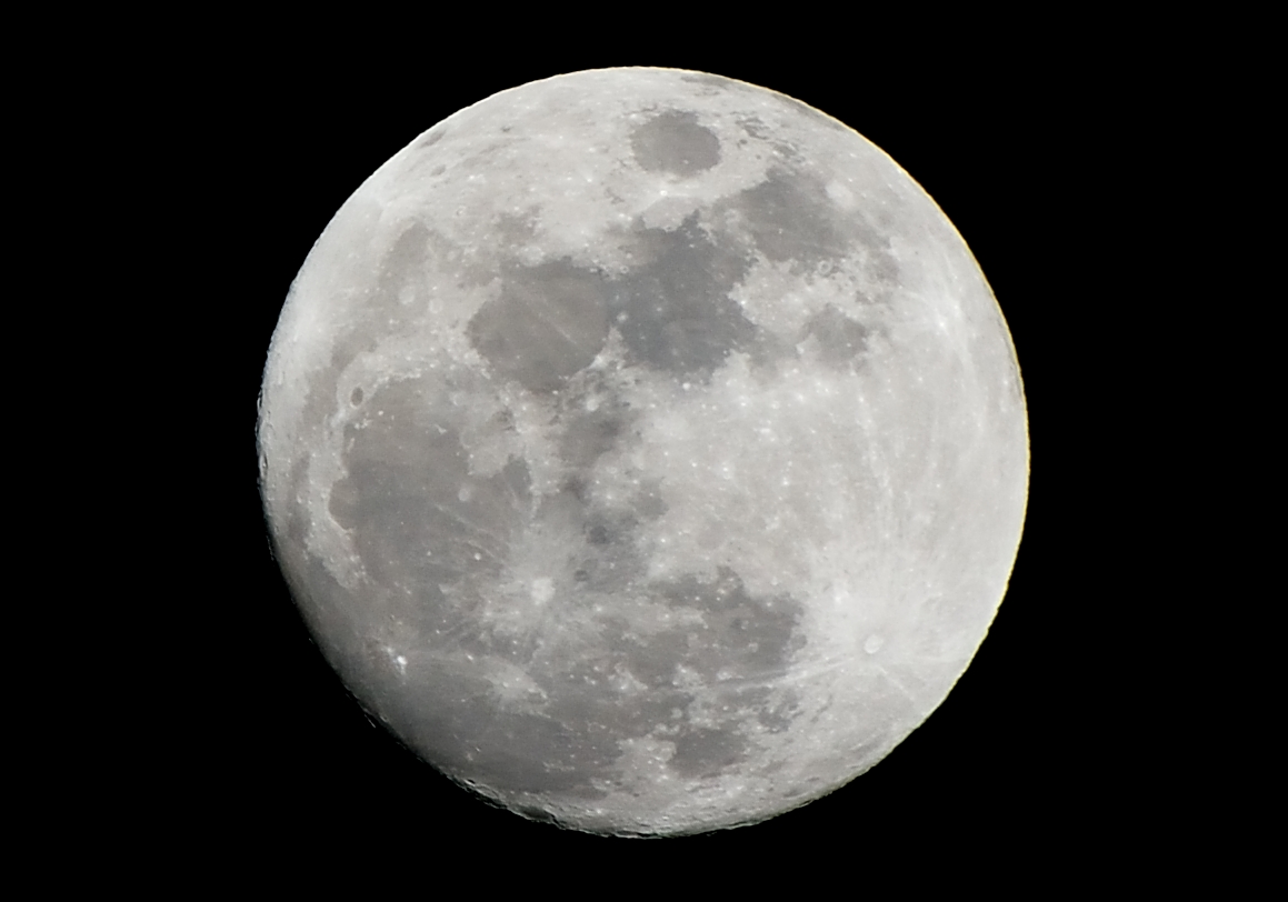 望遠レンズで撮影した満月
